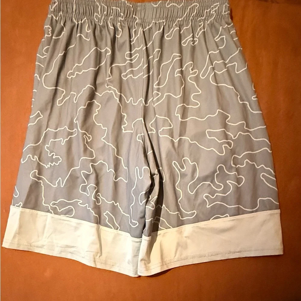 NWT Under Armour Men's Gray Camo Shorts - Picture 4 of 4